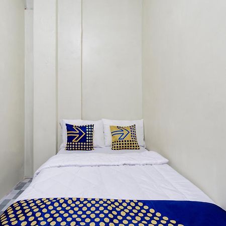 Spot On 93967 Hasna Guest House Syariah Kediri  Εξωτερικό φωτογραφία