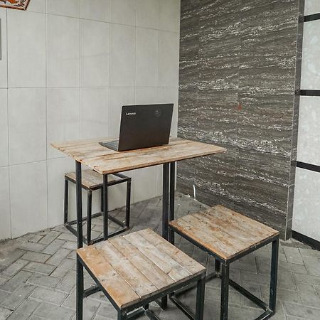 Spot On 93967 Hasna Guest House Syariah Kediri  Εξωτερικό φωτογραφία