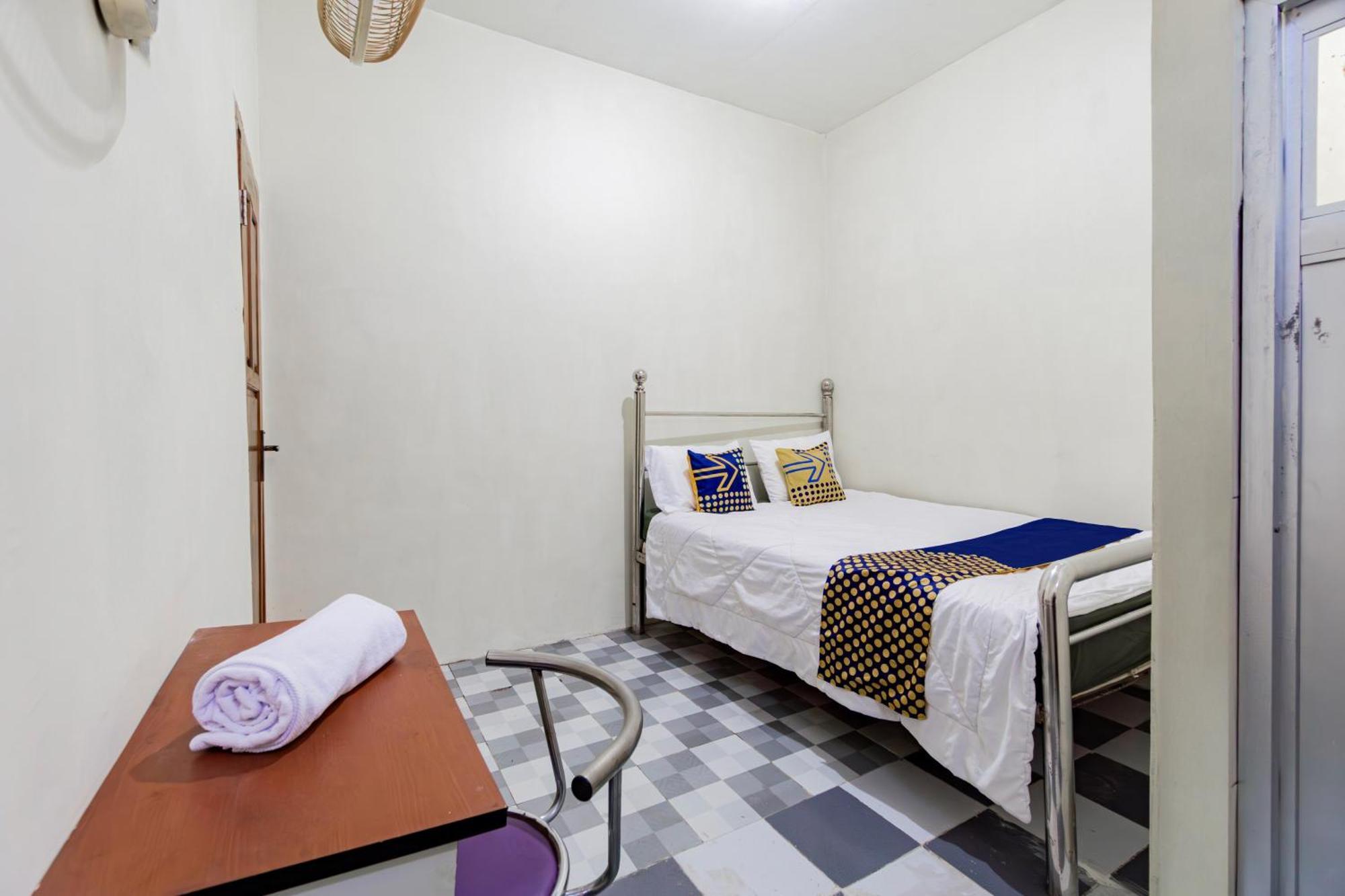 Spot On 93967 Hasna Guest House Syariah Kediri  Εξωτερικό φωτογραφία