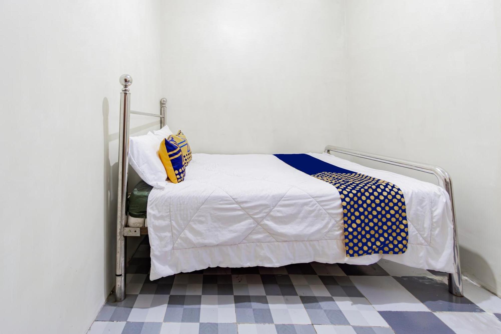 Spot On 93967 Hasna Guest House Syariah Kediri  Εξωτερικό φωτογραφία