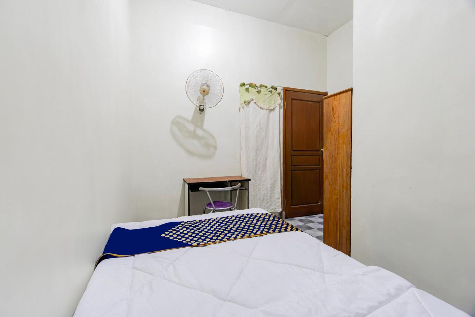 Spot On 93967 Hasna Guest House Syariah Kediri  Εξωτερικό φωτογραφία