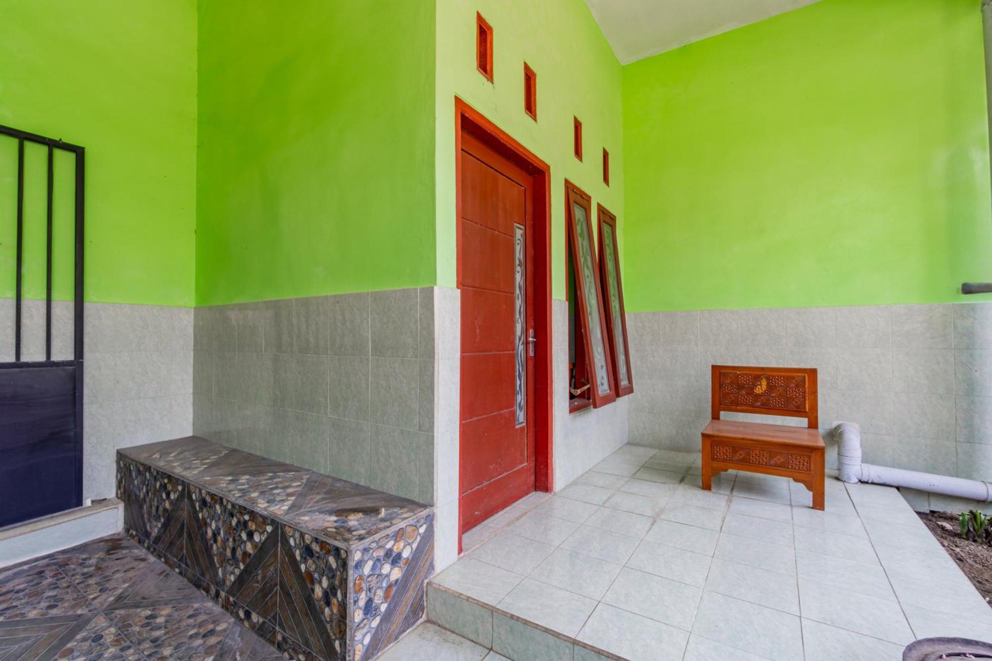 Spot On 93967 Hasna Guest House Syariah Kediri  Εξωτερικό φωτογραφία
