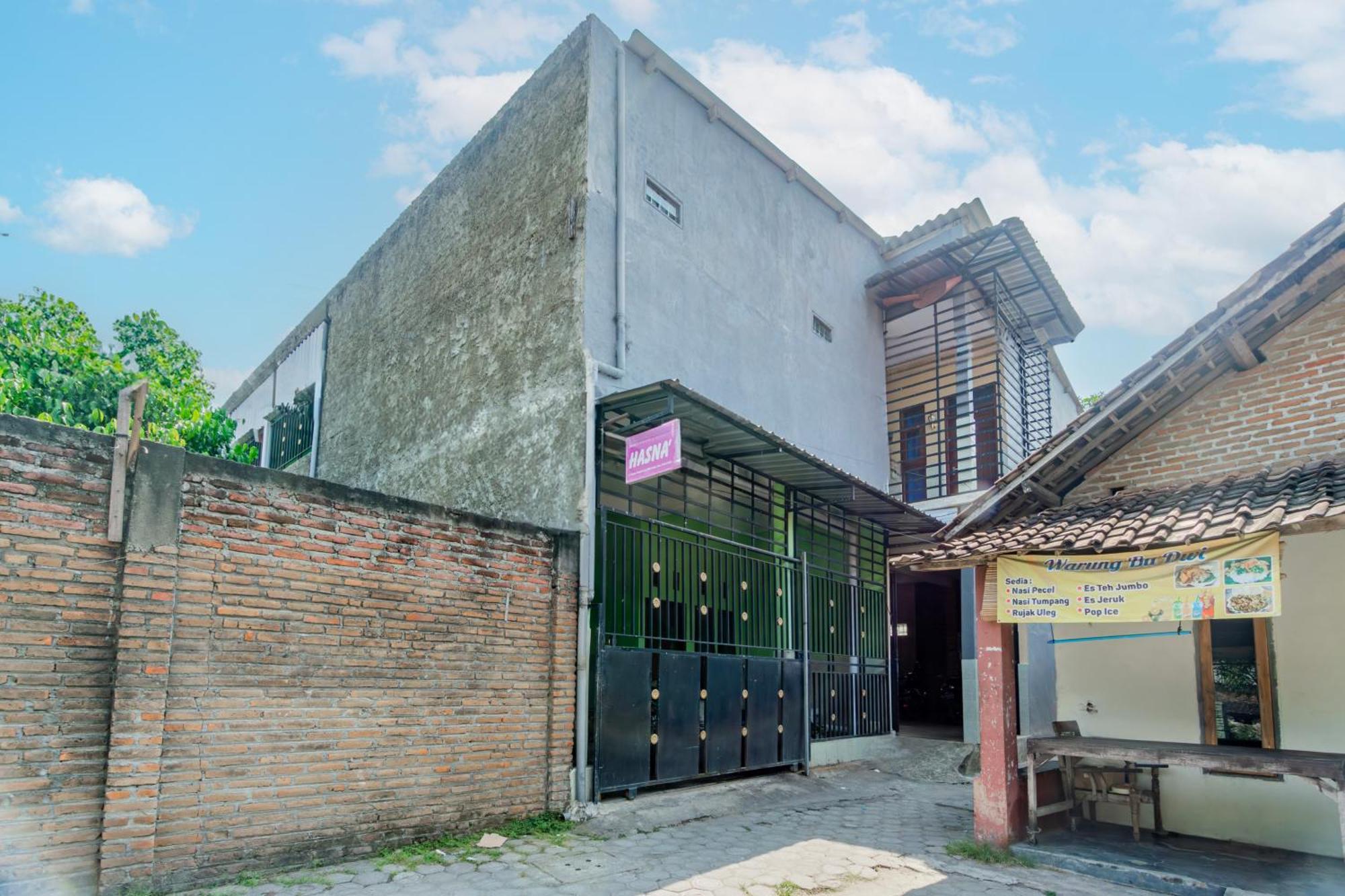 Spot On 93967 Hasna Guest House Syariah Kediri  Εξωτερικό φωτογραφία
