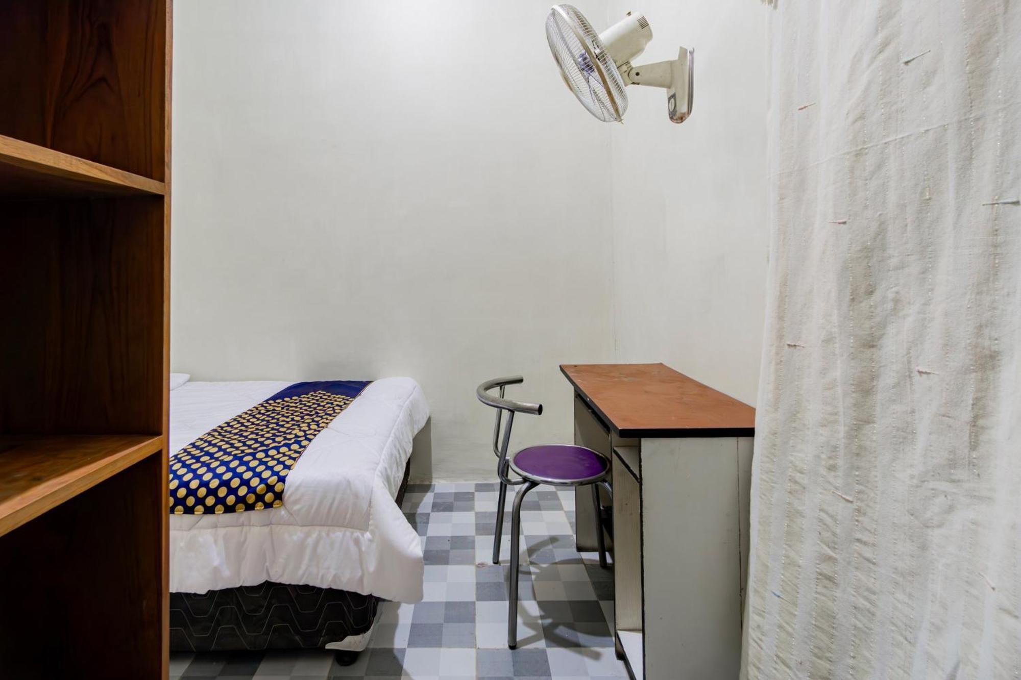 Spot On 93967 Hasna Guest House Syariah Kediri  Εξωτερικό φωτογραφία