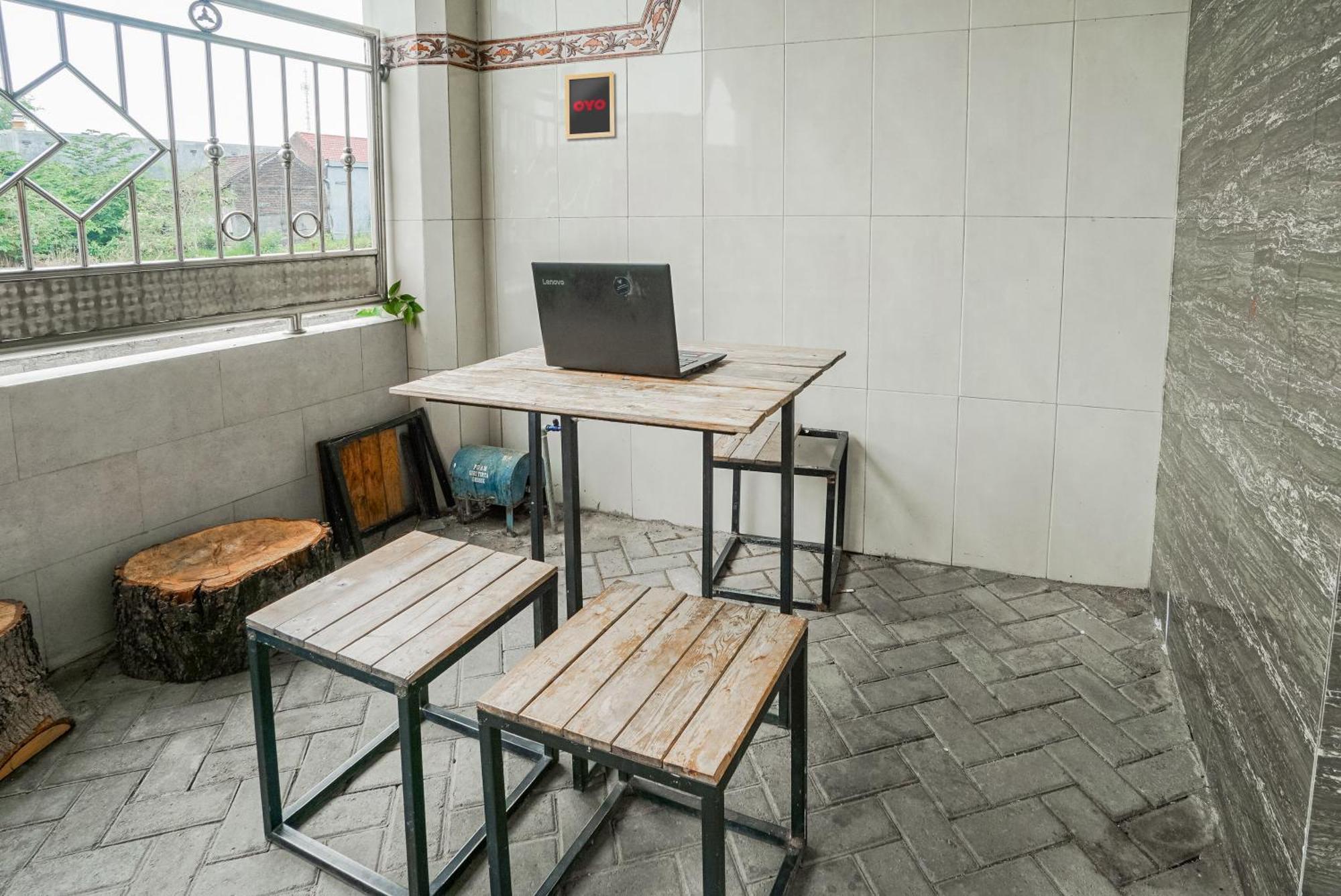Spot On 93967 Hasna Guest House Syariah Kediri  Εξωτερικό φωτογραφία