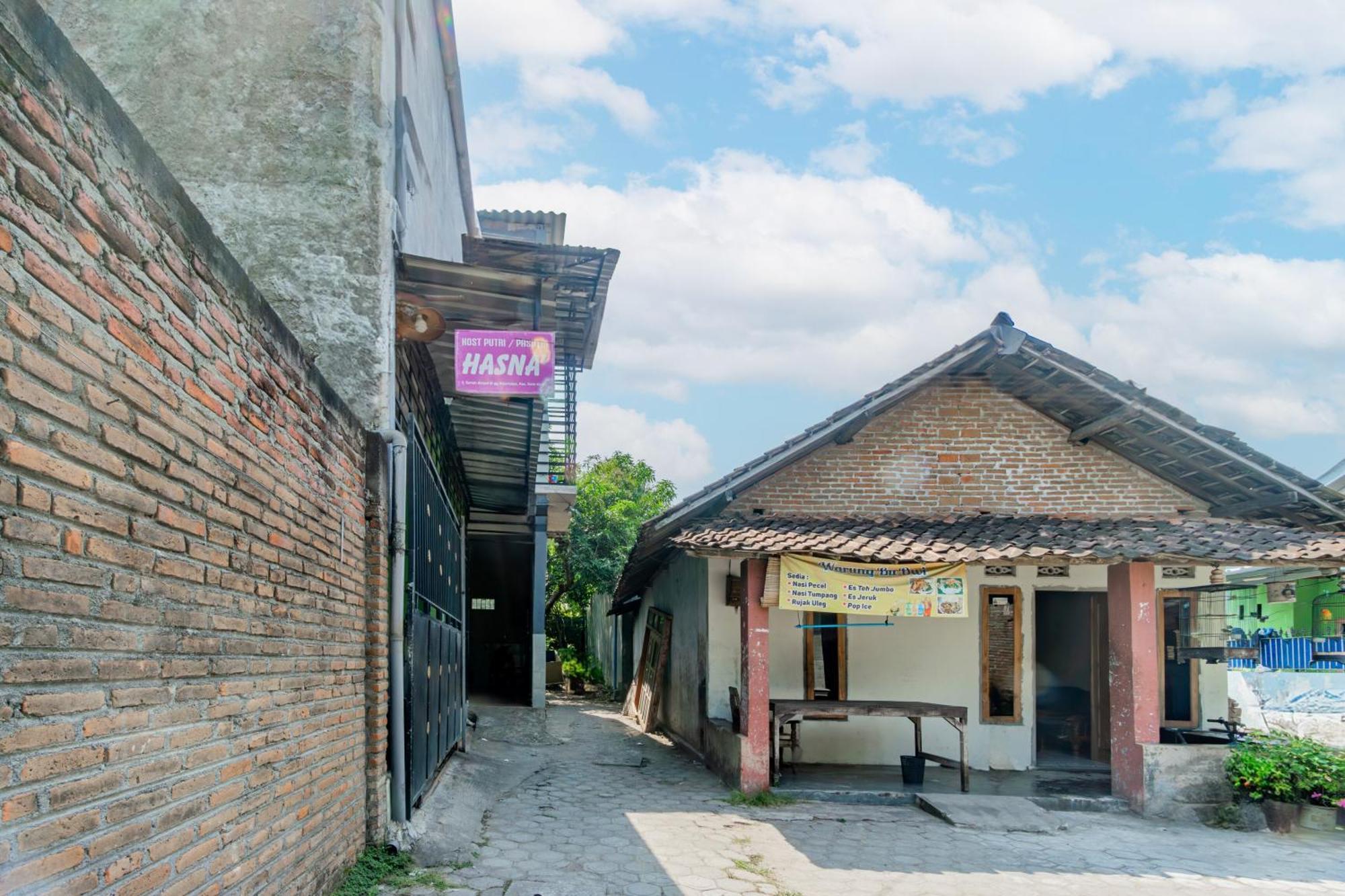 Spot On 93967 Hasna Guest House Syariah Kediri  Εξωτερικό φωτογραφία